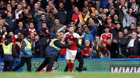 Mustafi menanggapi golnya yang dianulir dan perayaan si fans dengan canda, karena merasa jadi punya teman dalam merayakan.  (Foto: John Sibley/Action Images via Reuters)