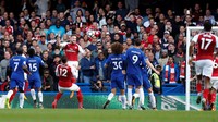 Duel Chelsea vs Arsenal akhirnya berakhir tanpa gol 0-0. Tapi di menit ke-75 Mustafi sempat menggetarkan gawang The Blues. (Foto: John Sibley/Action Images via Reuters)