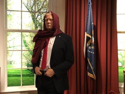 Viral, Wanita Inggris Buat Foto Donald Trump Pakai Kerudung