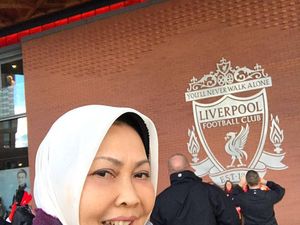 Selfie Istri Wali Kota Batu di Liverpool Saat Suaminya Dicokok KPK