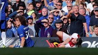 Chelsea harus menuntaskan pertandingan dengan 10 orang, setelah David Luiz dikartu merah pada menit ke-87. Luiz melakukan tekel keras terhadap Sead Kolasinac. (Foto: Eddie Keogh/REUTERS)