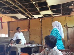 Atap Kelas Nyaris Roboh, Pelajar SD di Jember Ini Waswas