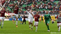 Hingga laga usai skor 2-1 tetap bertahan untuk kemenangan Milan.Foto: Claudio Villa/ Getty Images