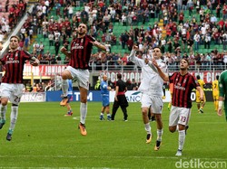 Hingga laga usai skor 2-1 tetap bertahan untuk kemenangan Milan.Foto: Claudio Villa/ Getty Images