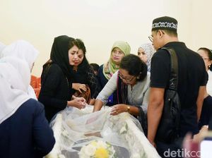 Tak Buat Tahlilan, Natalie Sarah Pilih Doa Sendiri untuk Almarhum Ibunda