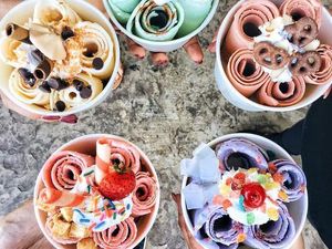 Yummy! Manis Dingin Bergulung Rolled Ice Cream Buat Penawar Haus