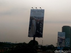 Bikin Heran, Ada Billboard Happy Wedding di Tanjung Barat