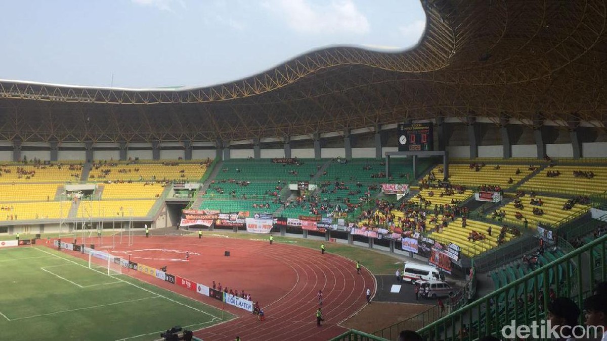 Stadion Patriot Bekasi sepi saat Persija Jakarta menjamu Perseru Serui. (Amalia Dwi Septi/detikSport)