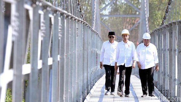 Jokowi Resmikan Jembatan Gantung di Magelang
