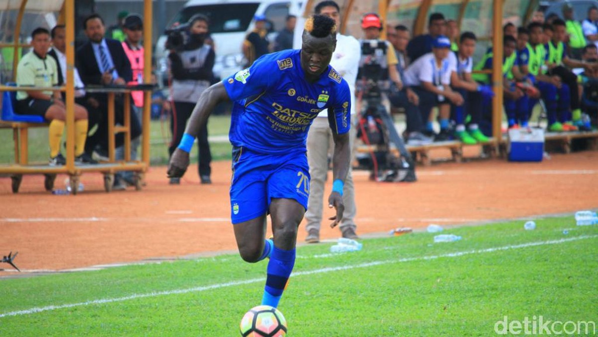 Ezechiel NDouassel berlatih set piece menjelang menjamu Bali United. (Wisma Putra/detikSport)