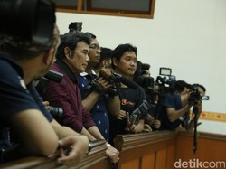 Putusan Ridho Rhoma Dibacakan Hakim, Rhoma Irama Berdiri Tertunduk Diam