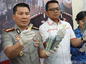 Puluhan Ribu Butir Obat Ilegal Diamankan di Jakbar Puluhan Ribu Butir Obat Ilegal Diamankan di Jakbar