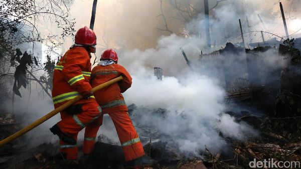 Aksi Heroik Petugas Damkar Padamkan Api