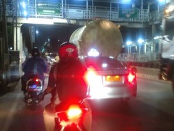 Truk Tersangkut di JPO Jembatan Gantung Jakbar, Lalin Padat