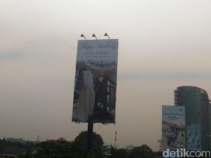 Ada Alasan Romantis di Balik Aksi Pasang Billboard Pernikahan di Tj. Barat Ada Alasan Romantis di Balik Aksi Pasang Billboard Pernikahan di Tj. Barat