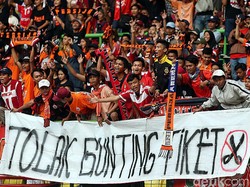 Meskipun sepi penonton, Para Supporter The Jak Mania ini tetap membakar semangat para punggawa Macan Kemayoran. 