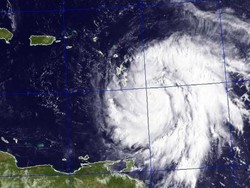 Badai Maria Hancur Leburkan Dominika dan Terus Bergerak