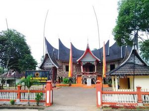 Istana dengan Ratusan Ukiran Khas Minang