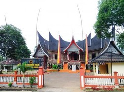 Istana dengan Ratusan Ukiran Khas Minang