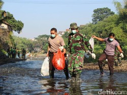 TNI-Polri Bersih Sampah Sungai Ajak Masyarakat Peduli Lingkungan