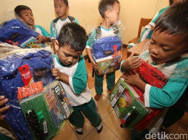 Sinar Mas Land Beri Bantuan untuk anak Sekolah