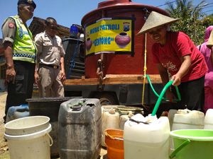 Mobil Gentong Made in Polisi ini Bantu Warga yang Kekeringan