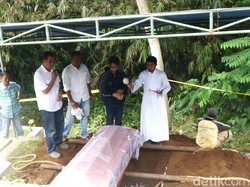 Harapan Ibu dan Pakaian Baru untuk Jenazah Korban Duel Gladiator