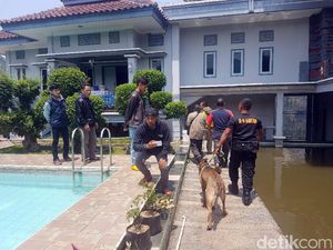 Anjing K-9 Lacak Jejak Perampok di Rumah Mewah Pejabat Sukabumi Anjing K-9 Lacak Jejak Perampok di Rumah Mewah Pejabat Sukabumi