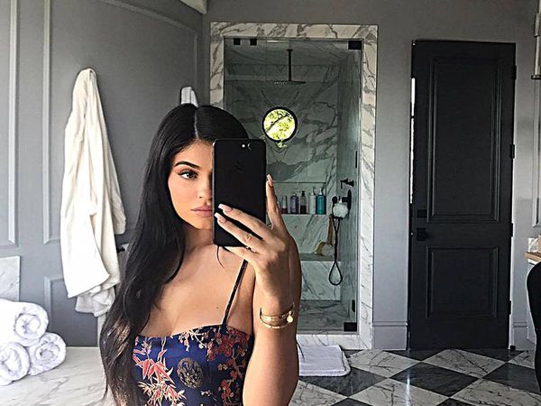 15 Foto Selfie Terseksi Kylie Jenner