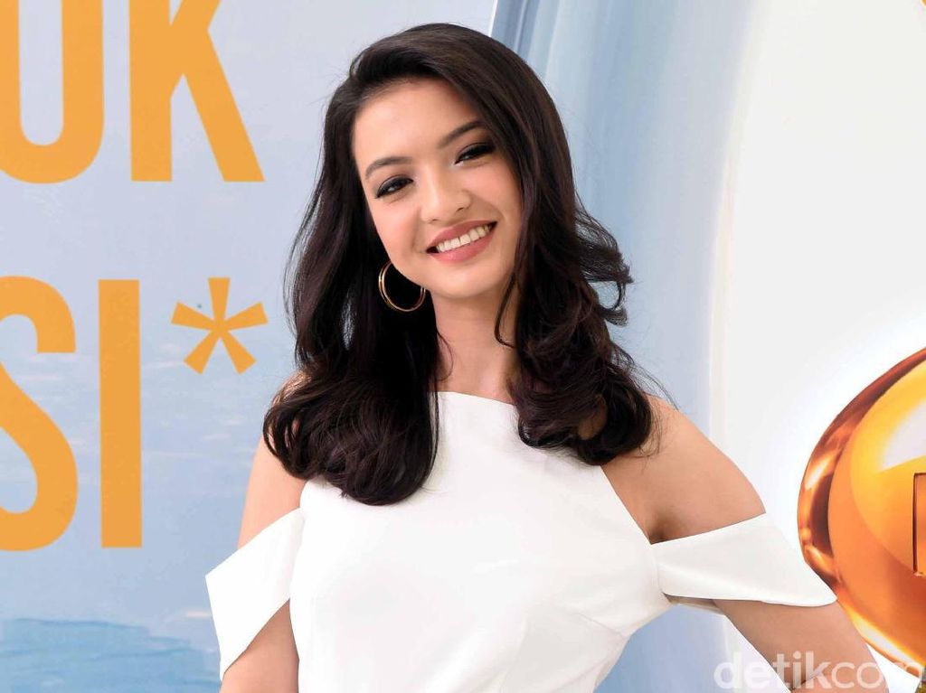 Raline Shah Terciduk Dicium dan Dipeluk Pria Tionghoa Raline Shah Terciduk Dicium dan Dipeluk Pria Tionghoa