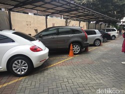 Minati Mobil Terpidana Korupsi, Warga Datangi KPK