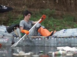 2 Bule Bersihkan Sampah Citarum Pakai Kayak dari Botol Plastik