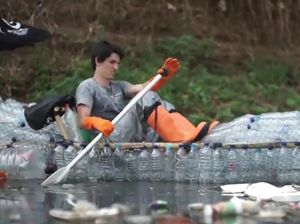 2 Bule Bersihkan Sampah Citarum Pakai Kayak dari Botol Plastik 2 Bule Bersihkan Sampah Citarum Pakai Kayak dari Botol Plastik