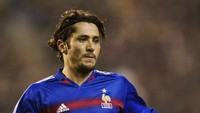Bek kiri – Bixente Lizarazu. Legenda Bayern Munich itu mengaku punya peluang ke MU pada 2001 atau 2002, dengan Sir Alex amat tertarik mendatangkannya. Tapi Bayern menolak tegas. (Foto: Getty Images)