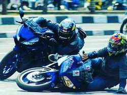 Lagi, Nikung ala Rossi di Jalan Raya Bikin Pemotor Tumbang
