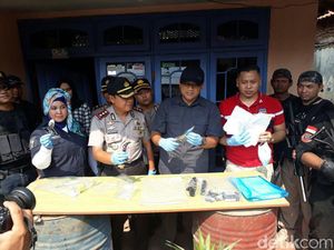 Polisi Geledah Rumah Terduga Teroris Cirebon