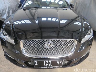 Foto: Ini Mobil Termahal yang Dilelang KPK