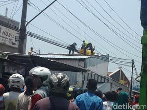 Sedang Pasang Galvalum, Pekerja di Pekalongan Tewas Kesetrum