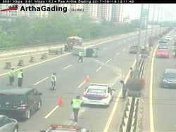 Minibus Terbalik di Tol Wiyoto Wiyono Arah Cawang, Lalin Macet