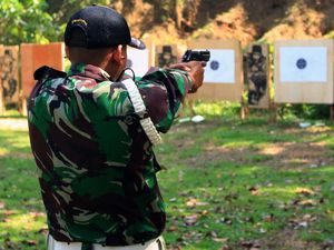 Yonif Raider 515 Kostrad Latih Anggota Menembak Pistol