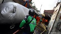 Sigap! Driver Ojek Online Ini Bantu Padamkan Kebakaran di Cawang