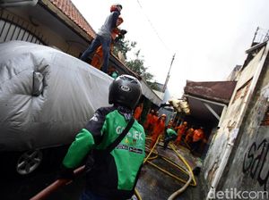 Sigap! Driver Ojek Online Ini Bantu Padamkan Kebakaran di Cawang