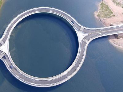 Menikmati Pemandangan Uruguay Lewat Jembatan Bulat