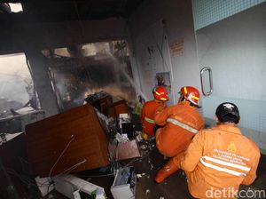 Pabrik Roti dan Toko Percetakan di Cawang Terbakar