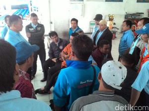 Terbebani Target Setoran, Para Sopir Shuttle Bus Ini Mogok Kerja