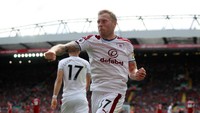 Burnley menahan Liverpool dengan skor akhir 1-1. Scott Arfield yang menjadi pencetak gol Burnley itu. Foto: Jason Cairnduff/Reuters