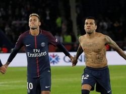 Bela Neymar, Dani Alves: Kritik Cuma Senjata untuk yang Lemah