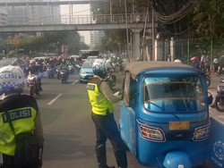 Polisi Tilang Bajaj dan Ojek Online yang Ngetem di Gambir