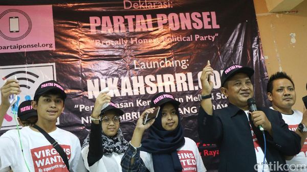 Unik! Pria Asal Cilacap Ini Deklarasikan Partai Ponsel