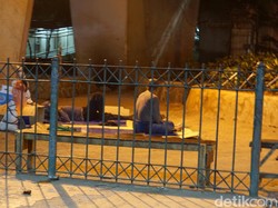 Kisah Tukang Gali di Jakarta Menanti Orderan di Kolong Flyover